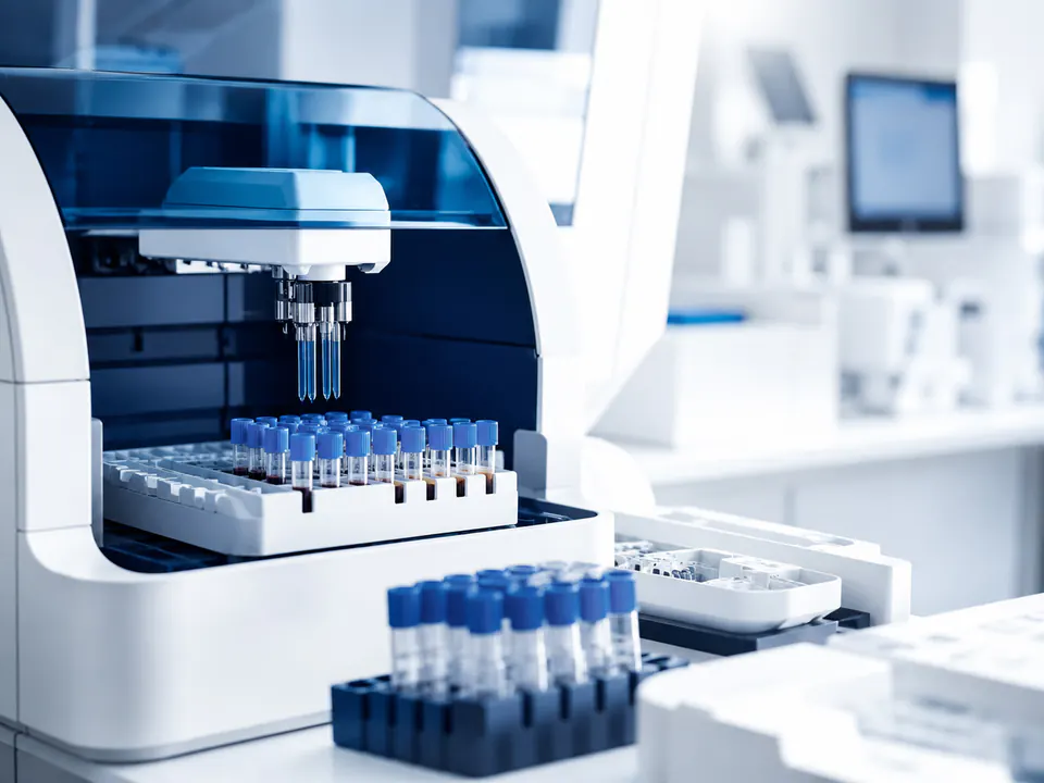 Equipo de diagnóstico in vitro procesando tubos de muestra