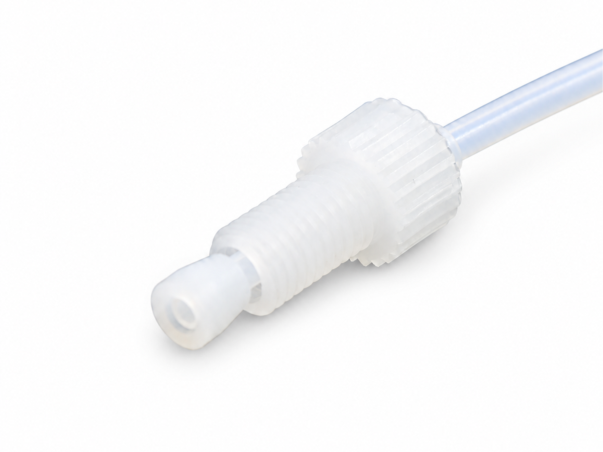 PTFE 管组件前端斜视图,展示白色半透明螺纹接头、前端密封件与本色管材